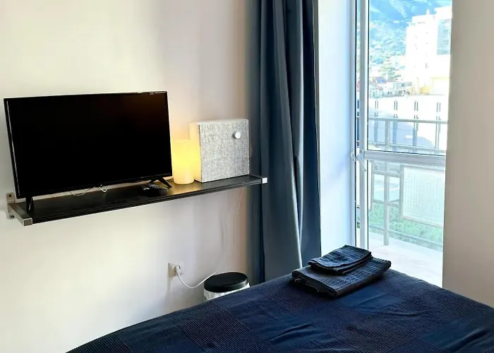 Alex - Your Away Including Breakfast - In A Real Couette-café